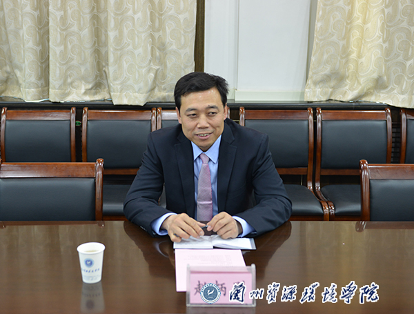 赵炳刚副书记讲话会上,校企双方签订了校企合作框架协议,并由谢军武副